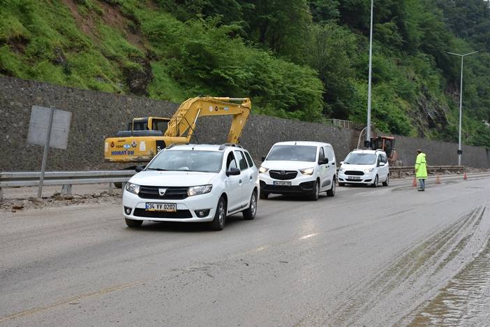 Heyelan nedeniyle kapanan Trabzon Gümüşhane yolunda son durum 7